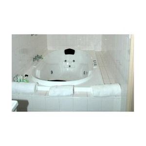 Deluxe Spa Suites in Melbourne at affordable rates
